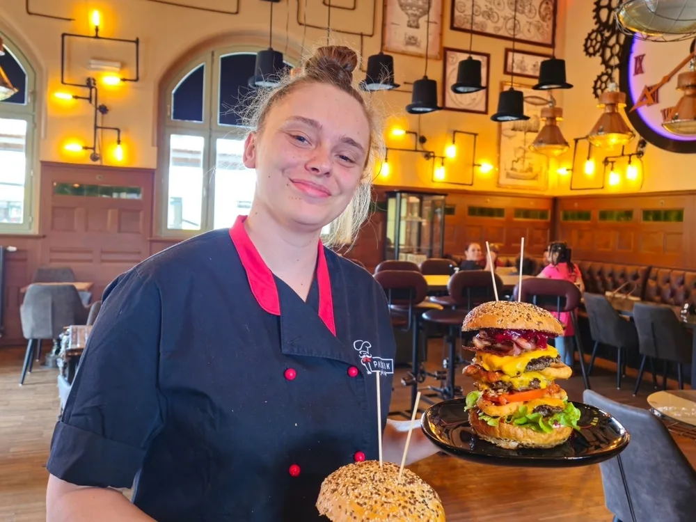 Kucharka Paśnika z rzemieślniczymi burgerami we wnętrzu restauracji w Świdnicy